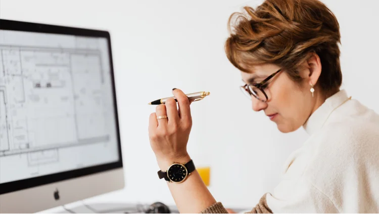 Business woman holds a pen